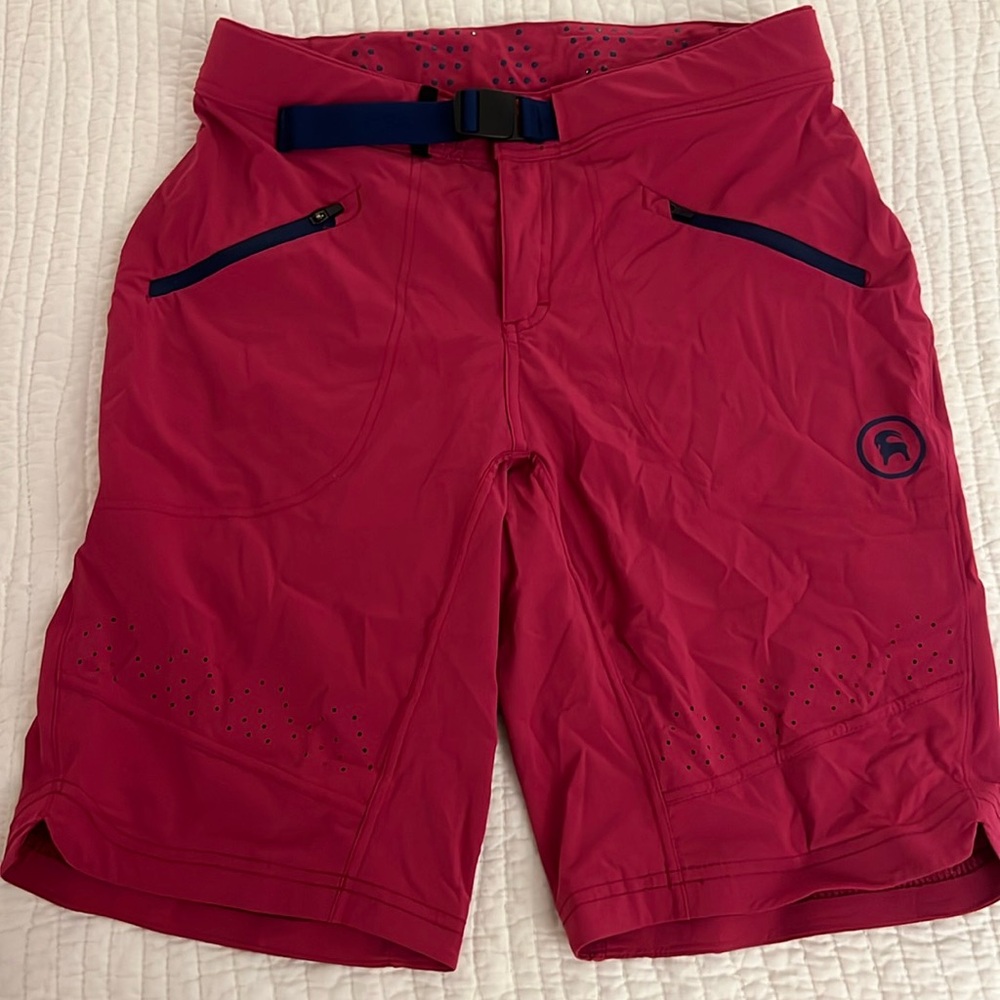 Backcountry women’s mountain bike shorts! Size medium. Great condition.